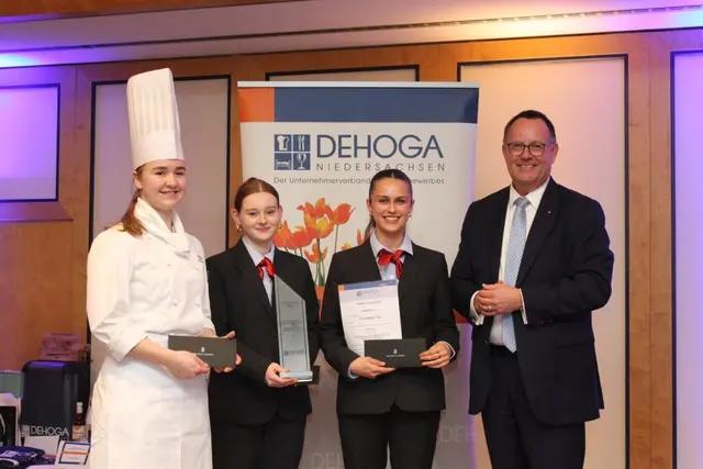 Gold in der Teamwertung für das Team der BBS2 Hannover: DEHOGA-Präsident Dirk Breuckmann gratuliert Hotelfachfrau Vita Sammartano, Fachfrau für Restaurants und Veranstaltungsgastronomie Chiara Kühle und Köchin Isabelle Hatesuer (v.li.). | Foto: Sarah Schulz