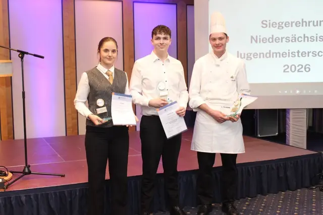 Die Drittplatzierten von links nach rechts: Hotelfachfrau Lisa Kempe (Althoff Hotel Fürstenhof, Celle), Fachmann für Restaurants und Veranstaltungsgastronomie Bennet Gröhl
(Hotel Schröder, Gr. Meckelsen) und Koch Liam Struthers (Restaurant Henrys, Buchholz) | Foto: Sarah Schulz