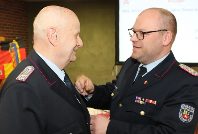 Egon von Bargen (li.) wird von Kreisbrandmeister Henning Klensang für 60jährige Mitgliedschaft geehrt | Foto: Stefan Braun/FFW