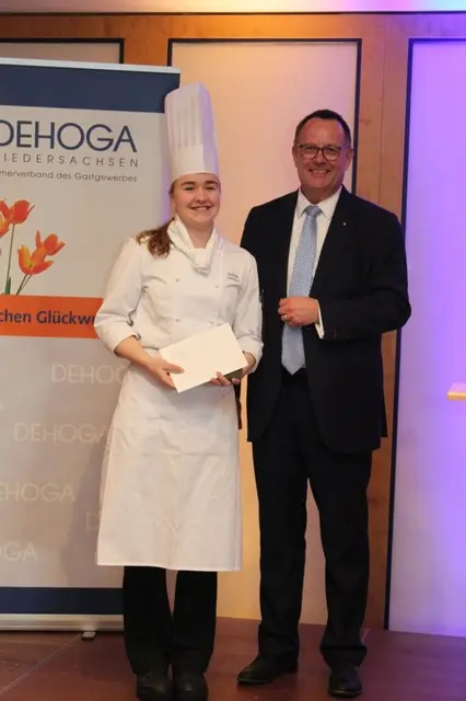 Praxisbeste Teilnehmerin Isabelle Hatesuer nimmt die Glückwünsche von DEHOGAPräsident Dirk Breuckmann entgegen | Foto: Sarah Schulz