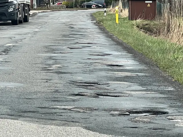 Der marode Fahrbahnbelag in Bassenfleth muss dringend erneuert werden | Foto: LK Stade/Daniel Beneke