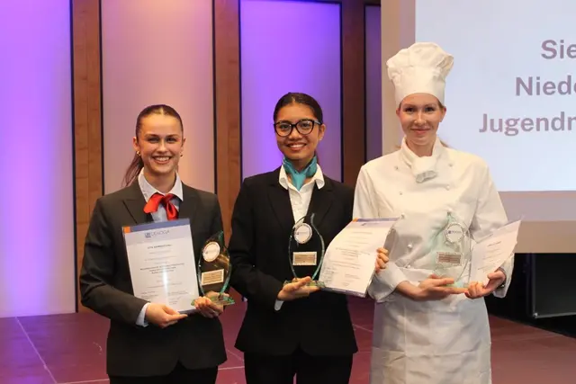 Die Zweitplatzierten von links nach rechts: Hotelfachfrau Vita Sammartano (Sheraton Hannover, Hannover), Fachfrau für Restaurants und Veranstaltungsgastronomie Zahra Putri
Rosava (Privathotel Alte Mühle, Weyhausen) und Köchin Linnea Krämer (Volkswagen AG,
Wolfsburg) | Foto: Sarah Schulz