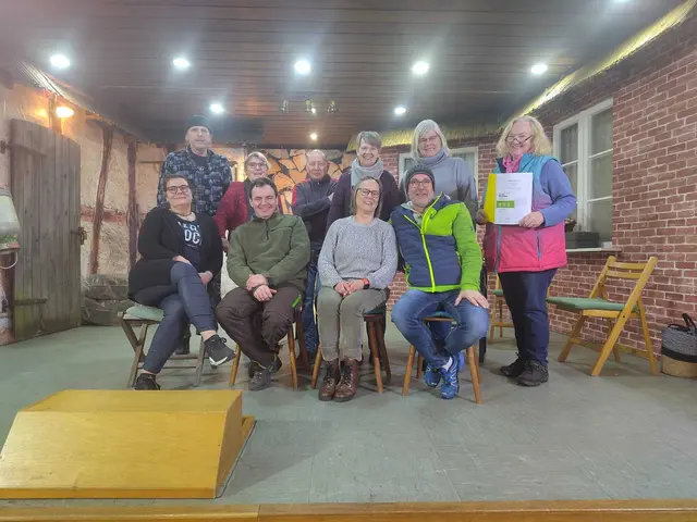 Das Ensemble aus Radbruch verspricht eine unterhaltsame Zeit mit "Een Hoff vull Narren"  | Foto: Ulf Staroste