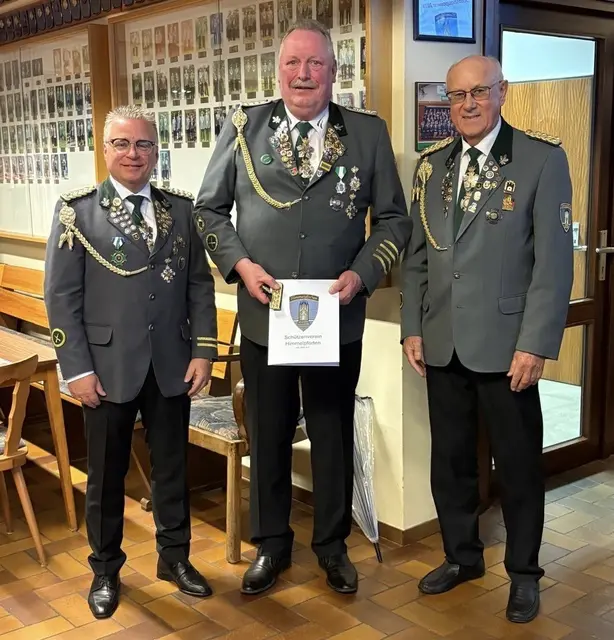 Frank Oellerich (Mitte) wurde von Lars Zimmermann (li.) und Harald Buhrfeindt zum Stabshauptmann ernannt | Foto: Schützenverein