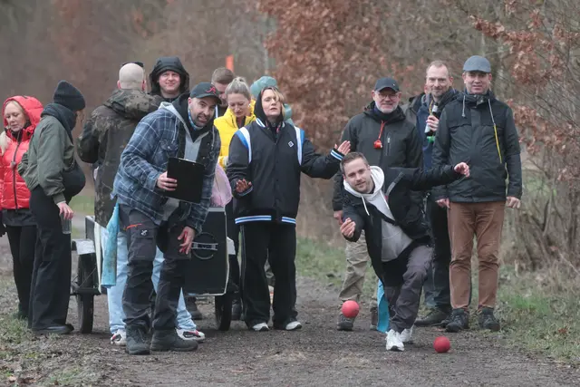 Hier wird die Boßel-Kugel unter wachsamen Augen geworfen | Foto: ks
