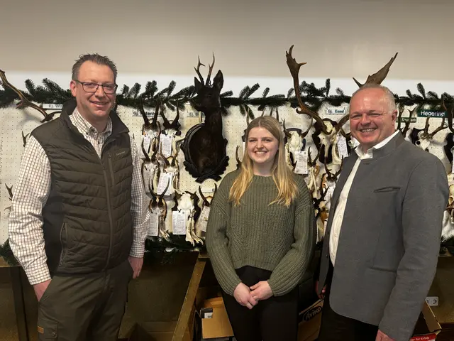 Hegeringleiter von Kutzenholz Henrik Schomaker, Jägerin Lene Henrieke Hariefeld und Jens Hariefeld, Vorsitzender der Kreisjägerschaft (v.li.)  | Foto: sc