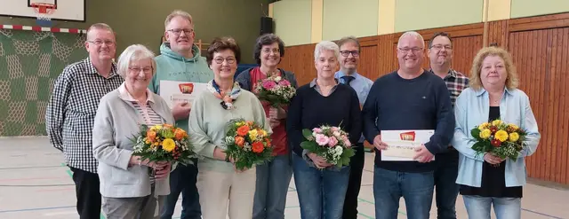 Glückwunsch für treue Vereinsmitglieder (v. li.): Vorsitzender Ralph Estorf, Hilde Homann, Mathias Timm, Ute Löscher, Nina Jellmann, Wiebke Prüfer, Kai Schepers, Jan-Helge Janitz, Lars Tange und Maja Sohmen. | Foto: MTV Hoopte
