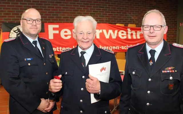 Ehrenzeichen für 70jährige Mitgliedschaft für Walter Schütt (Mitte), hier mit Kreisbrandmeister Henning Klensang (li.) und Gemeindebrandmeister Arnd König | Foto: Stefan Braun/FFW