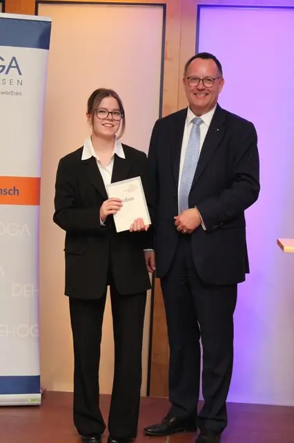 Theoriebeste Teilnehmerin Eileen Paschke mit DEHOGA-Präsident Dirk Breuckmann | Foto: Sarah Schulz