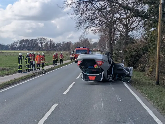 Der Pkw blieb auf dem Dach liegen | Foto: Freiwillige Feuerwehr Samtgemeinde Hanstedt