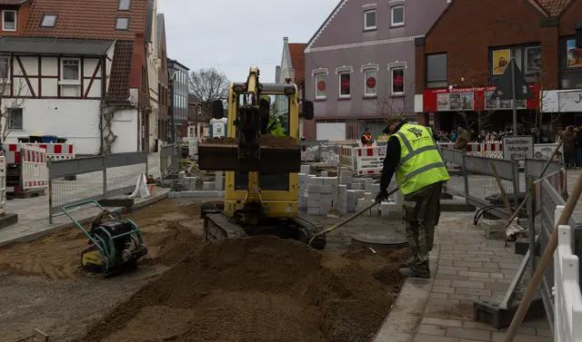 Die Pflasterarbeiten in der Nordertorstraße haben begonnen | Foto: ks