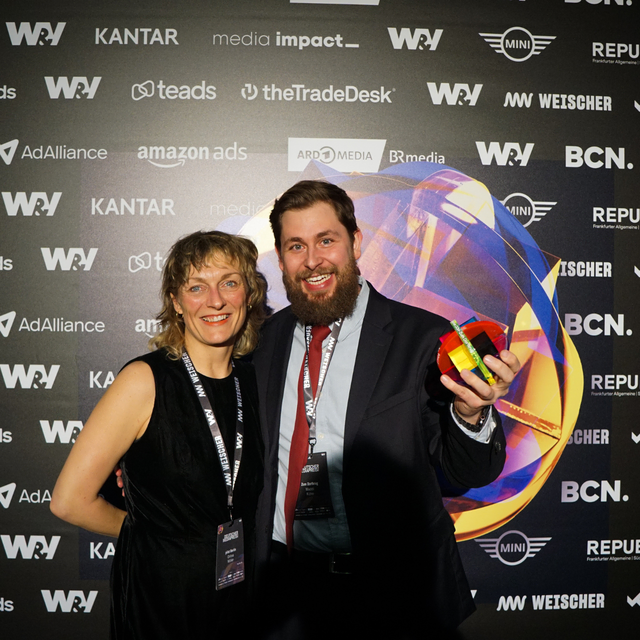 Freude über die Auszeichnung: Vertreter der Kampagne präsentieren den Mediapreis | Foto: Zum Dorfkrug