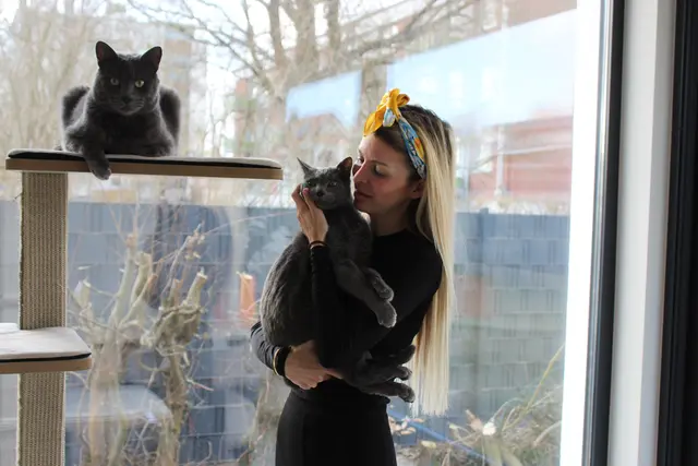 Hande de Palma mit zwei ihrer vier Katzen: Caesar (auf dem Arm) und Gaius | Foto: sb