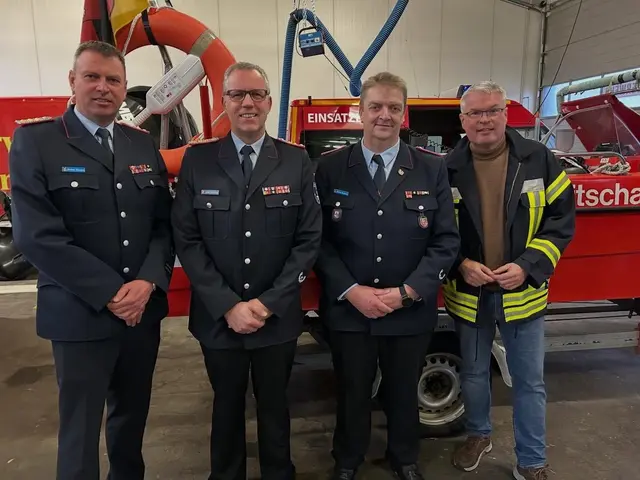 Verabschiedung S. Bleeken: v.l.n.r.: stellv. Gemeindebrandmeister Jochen
Minners, Gemeindebrandmeister Jens Lohmann, Ausbildungsleiter Stefan
Bleeken, Bürgermeister Matthias Riehl | Foto: Feuerwehr