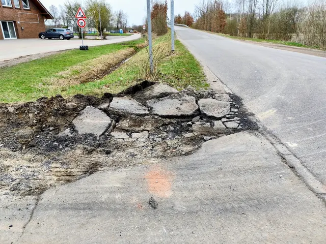 Die ersten Straßenschäden in der Einfahrt zum Sportplatz. | Foto: Rüdiger Störtebecker