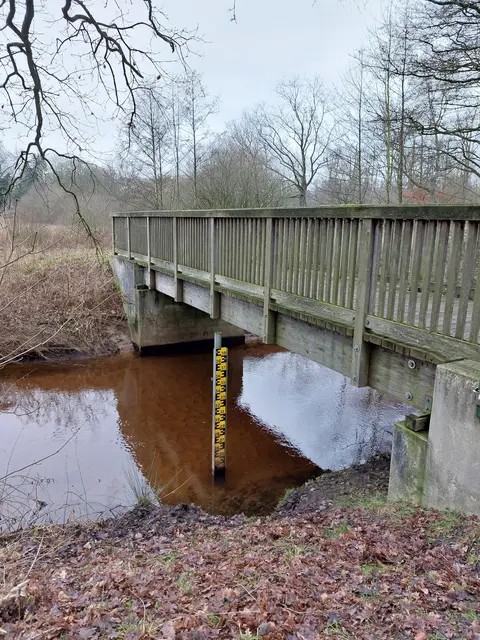 Die Radwegbrücke über die Aue ist bis Jahresende gesperrt. Die marode Holzkonstruktion muss erneuert werden | Foto: Landkreis Stade