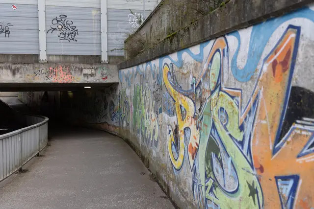 Schmierereien zieren den Fahrradtunnel am Winsener Bahnhof, das soll sich bald ändern. | Foto: ks