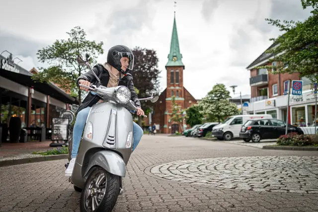 Viele Wege können auf einer modernen Vespa schnell und bequem bewältigt werden | Foto: Gleis 11 / Jens Schierenbeck