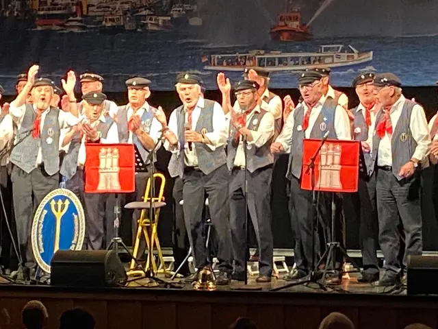 Der Shantychor De Tampentrekker - mit typischen Seemannsliedern nahmen die Shantys das Publikum mit auf eine Reise von St. Pauli bis Hawaii | Foto: B. Renner, LC Harburger Berge