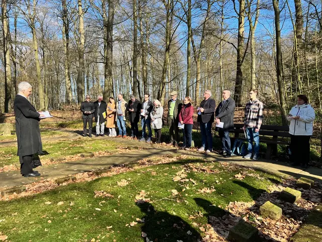 Pastorin Eva Gotthold schloss die Feierstunde im Neukloster Forst mit einer Andacht auf der vor 70 Jahren errichteten Kriegsgräberstätte | Foto: Landkreis Stade / Daniel Beneke