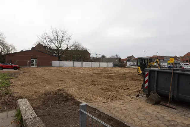 Die alte Sporthalle ist weg, hier laufen die Erdarbeiten für die Schulerweiterung der Alten Stadtschule. | Foto: ks