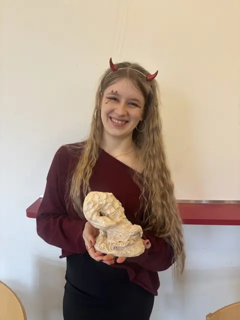 Kunst soll weiterhin Bestandteil ihres Lebens bleiben: Theresa Fahrenkrug (18) mit ihrer Plastik "Loch Ness" | Foto: sts