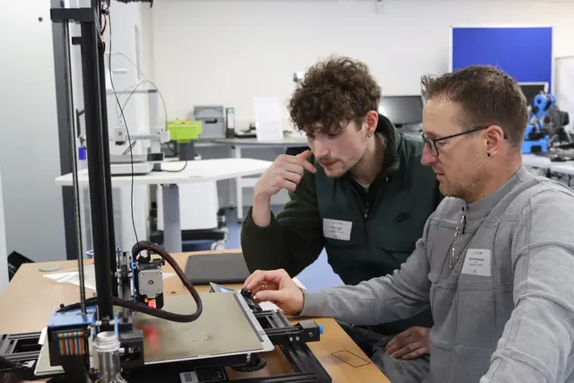 Voller Eifer sind die Teilnehmer bei der 3D-Druck-Qualifizierung bei der Sache – so wie Timon Appel (li.) und Daniel Schaudienst vom Egon‘s in Winsen | Foto: Landkreis Harburg