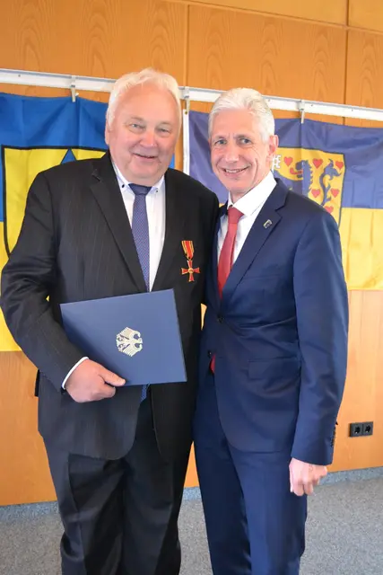 Nach der Verleihung des Bundesverdienstkreuz mit Landrat Rainer Rempe | Foto: bim