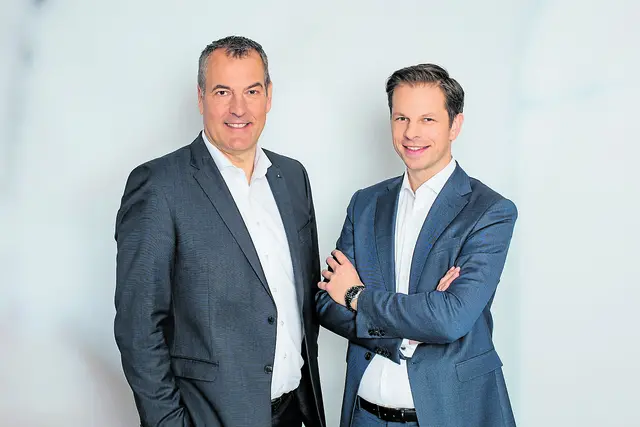 Der Vorstand der Sparkasse Harburg-Buxtehude, Andreas Sommer (li.) und Frederik Schröder, blickt auf ein solides Geschäftsjahr 2025 zurück | Foto: Sparkasse