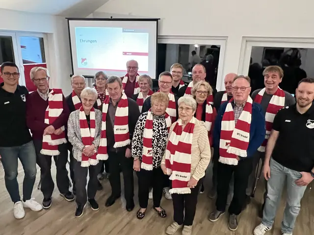 Die geehrten Mitglieder des MTV Brackel für 25 bis 60 Jahre Vereinszugehörigkeit bei der Jahreshauptversammlung.