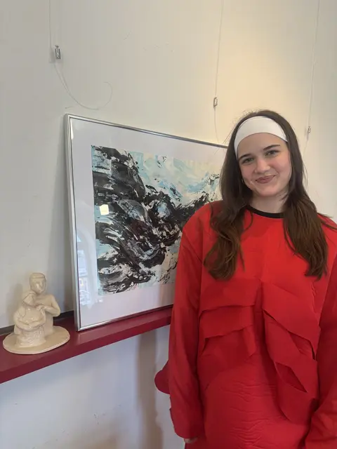 Zukünftig möchte sie gerne Kunst auf Lehramt studieren: Louisa Schult (18) zeigt "Menschen in Beziehung" | Foto: sts