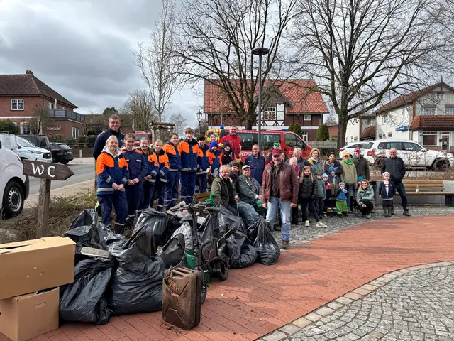 Nach getaner Arbeit: die fleißigen Teilnehmer des Dorfputzes | Foto: Tourismus- und Gewerbeverein Hanstedt