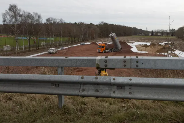 Die dicken Laster rollen zum DB-Betriebsplatz in Borstel. | Foto: ks