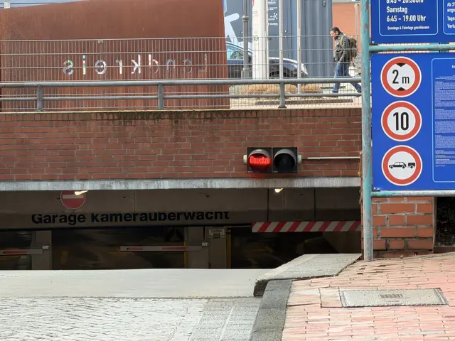 Keine Zufahrt möglich: Die Parkgarage Am Sande in Stade wird ab Montag, 23. März, für mehrere Wochen gesperrt | Foto: Malte Neumann