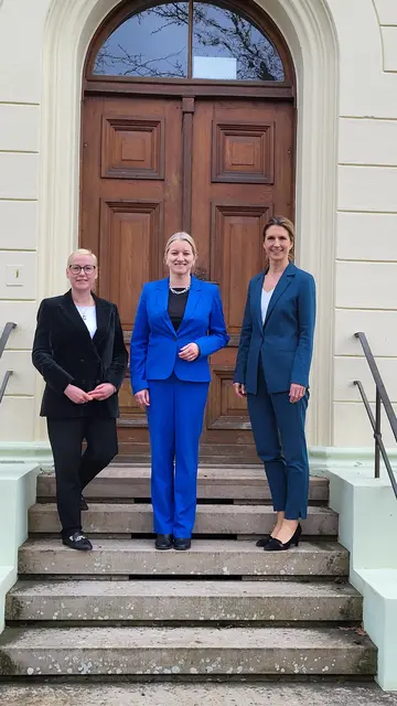 Tostedts Bürgermeisterin Nadja Weippert (v. li., Grüne), Dr. Kathrin Wahlmann (SPD), Justizministerin von Niedersachsen und Dr. Astrid Hillebrenner, Direktorin des Tostedter Amtsgerichtes | Foto: sh