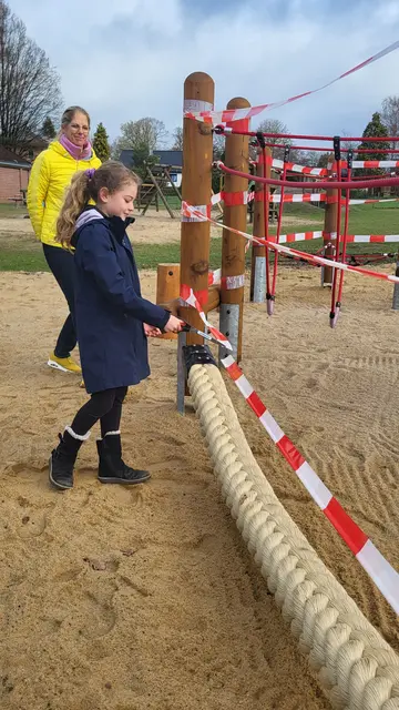 Die siebenjährige Alenia aus der 2. Klasse hatte die Ehre, das neue Klettergerüst einzuweihen | Foto: sh