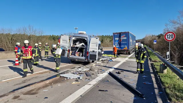 Für die Dauer der Rettungs- und Bergungsarbeiten musste die Autobahn 7 in Fahrtrichtung Hamburg voll gesperrt werden | Foto: FF LK Harburg