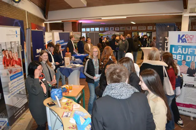 Wie geht es nach der Schule weiter? Die Zukunftsmesse in der Eckermann-Realschule gibt allen Schülern bis zu den Abiturienten die Möglichkeiten, sich zu informieren. | Foto: Johann-Peter-Eckermann-Realschule