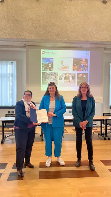 Übergabe des Förderbescheids (v. li.): Ministerin Melanie Walter, Martina Wagner von der Samtgemeinde Oldendorf-Himmelpforten und Landesbeauftragte Karin Beckmann | Foto: Amt für regionale Landesentwicklung Lüneburg