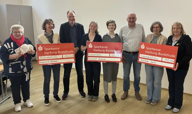 Ute Burkhard (Bürgerverein, v. li.), Bettina Schacht (Grundschule Altkloster),
Jochen Lindemann (Spk Harburg-Buxtehude), Sarah Hofer und Chiara
(Lebenshilfe Buxtehude), Frank Jäschke (Bürgerverein), Anja Fuermann und
Birgit Radtke-Kraus (Altkloster Deerns) | Foto: Andreas Bünte