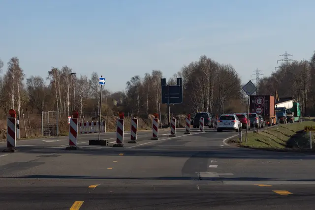 Die Osttangente ist ab der Kreuzung Ilmer Moorweg/Max-Planck-Straße Richtung Stadt bis zur Kreuzung Ilmer Weg/Heidlandsweg zurzeit nur noch als Einbahnstraße zu befahren. | Foto: ks