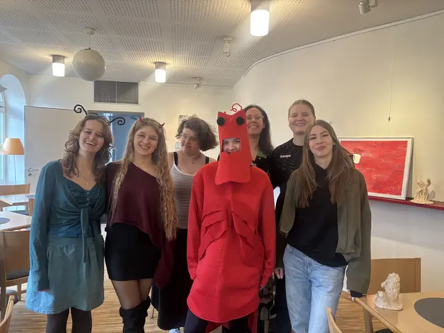 Es war Mottowoche in der IGS Buxtehude, aus diesem Grund trugen manche Künstlerinnen Kostüme | Foto: sts