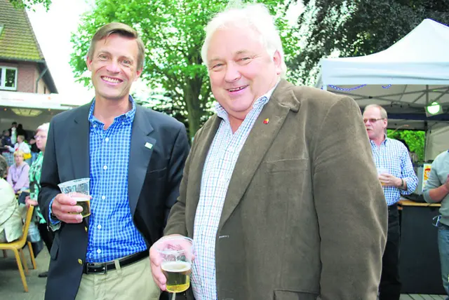 Gut gelaunt - Heiner Schönecke (re.). Hier beim Dorffest in Sprötze 2014 mit Buchholz‘ Bürgermeister Jan-Hendrik Röhse | Foto: Mitja Schrader