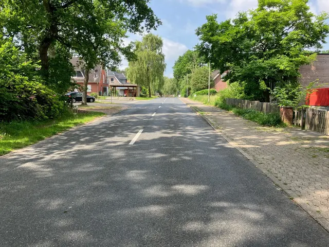 Blick auf die K 73 in Immenbeck: Um eine sichere Querung der Fahrbahn im Bereich der Kindertagesstätte zu ermöglichen, installiert der Landkreis eine Bedarfsampel

  | Foto:  Landkreis Stade