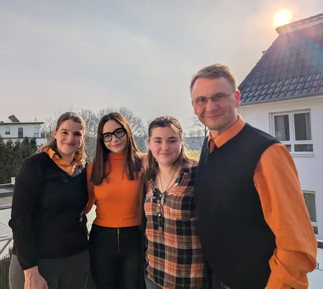 Eine Gastfamilie mit ihrem internationalen Gastkind | Foto: Experiment/privat