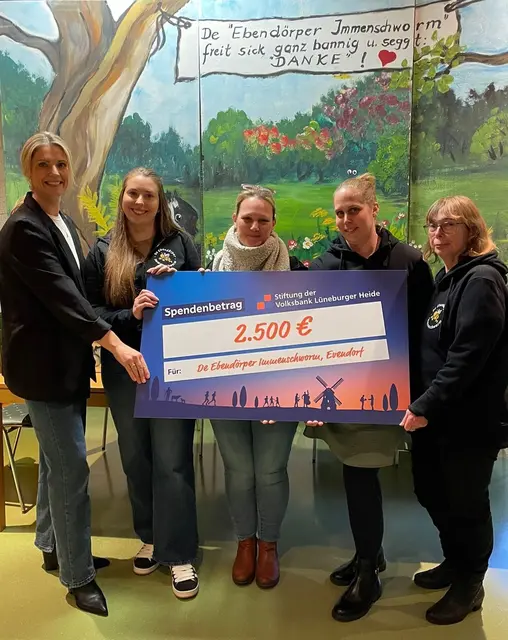 Symbolische Scheckübergabe (v. li.): Martina Stehr vom Volksbank-Stiftungsvorstand mit den Theaterverein-Vorstandsmitgliedern Lena Damerau, Jasmin Wölper, Annemieke Putensen und Tini van Weeren | Foto: Volksbank