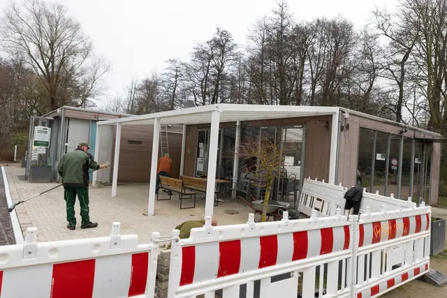 Noch wird am Park-Café gewerkelt. Bis zum Saisonstart soll das CaLu für die Besucher glänzen.  | Foto: ks