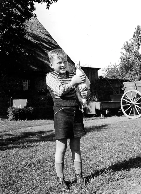 Schon früh auf Tuchfühlung mit Geflügel -  Heiner Schönecke in Kindertagen | Foto: privat