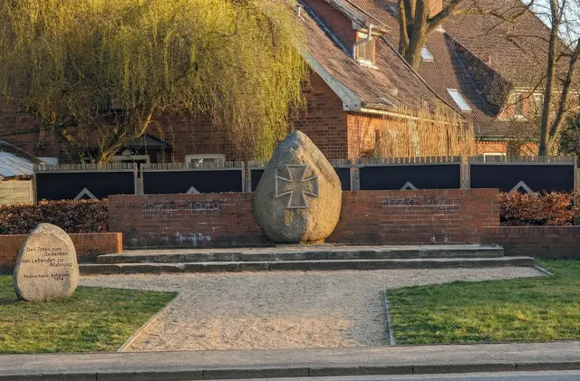 Mauer und Gedenksteine bleiben erhalten. Die Gedenkstätte wird aber mit Informationstafeln ergänzt und der marode Plattenbelag erneuert | Foto: jf