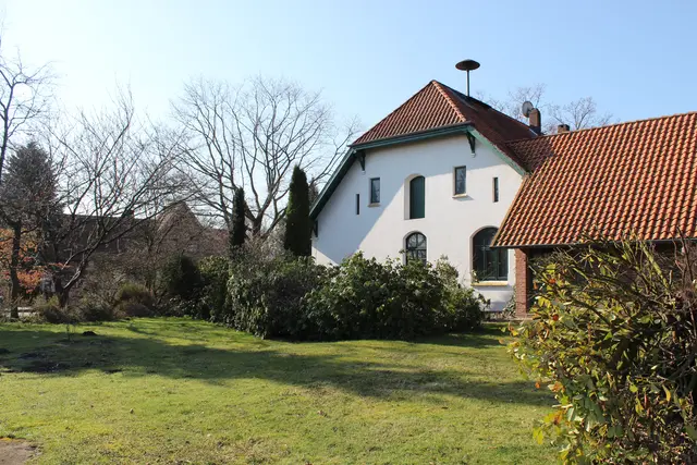 Hinter der Schule befindet sich der ehemalige Nutzgarten der Lehrerwohnung | Foto: sb